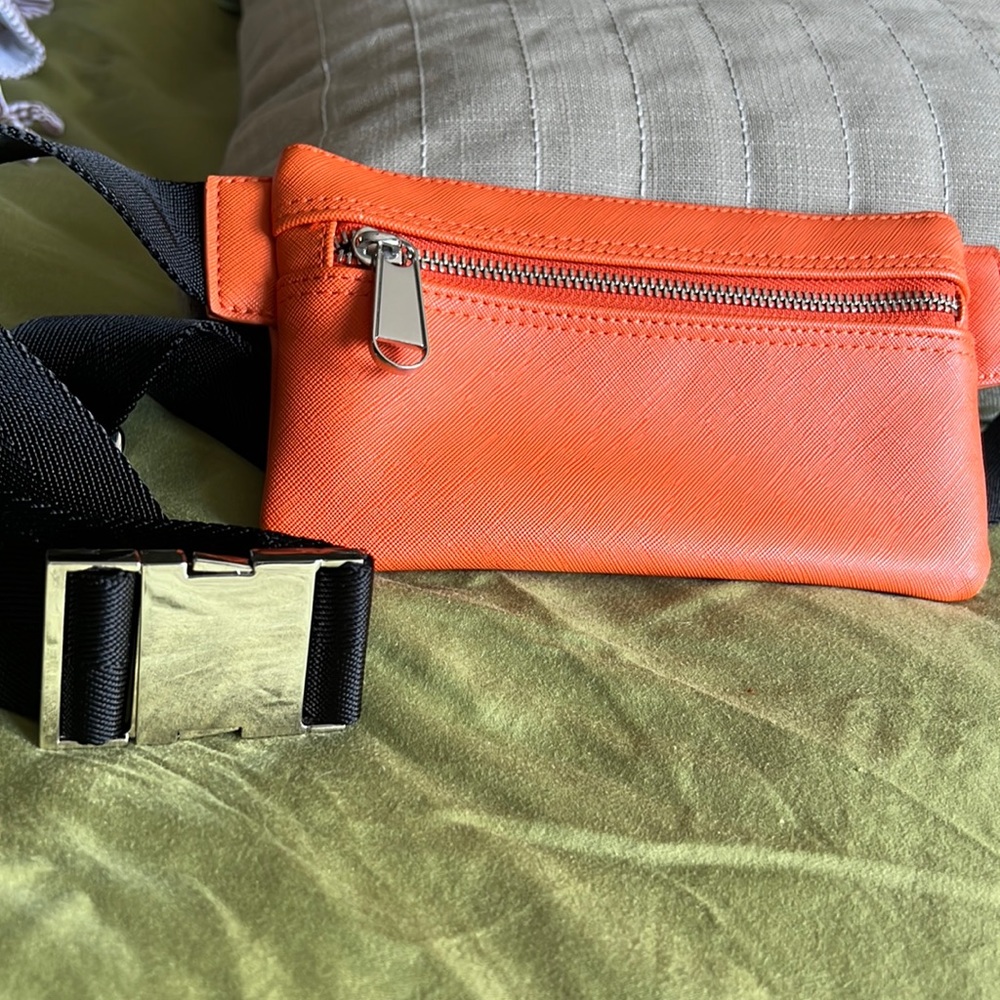 Zara body bag 🧡